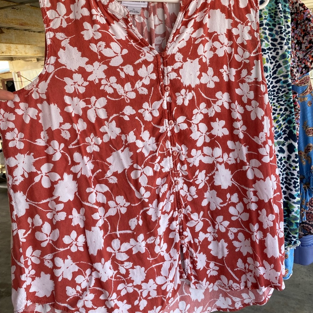 Liz Claiborne Red and White Sleeveless Blouse with Mandarin Collar